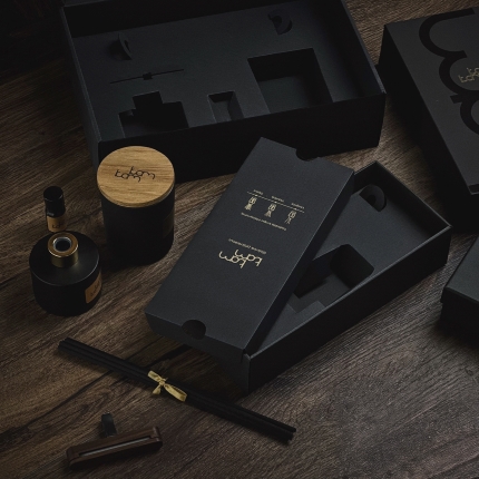 Luxurious KAM KAM gift set box made of black corrugated cardboard with a custom insert ensuring stability and a premium look.
