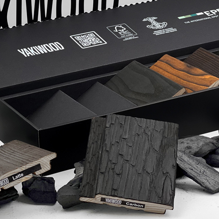 Специальная вставка внутри ящика Yakiwood для образцов располагает образцы древесины по диагонали для эстетичного и легкого извлечения.